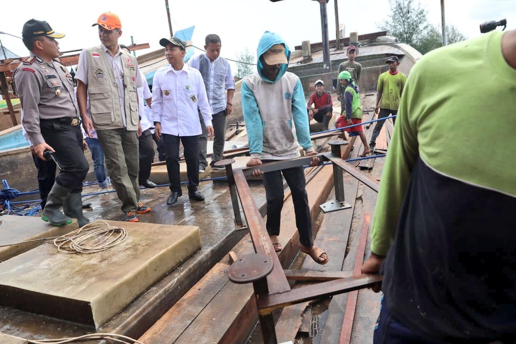 Pemerintah Provinsi Jawa Tengah siapkan anggaran untuk penataan Tempat Pelelangan Ikan (TPI) Klidang Lor 3 Kabupaten Batang.

"Kawasan ini perlu dilakukan penataan, Bupati sudah mengajukan proposal kepada saya &amp; nanti kami akan bergotong royong menata lokasi ini"

<a href="/ganjarpranowo/">Ganjar Pranowo</a>