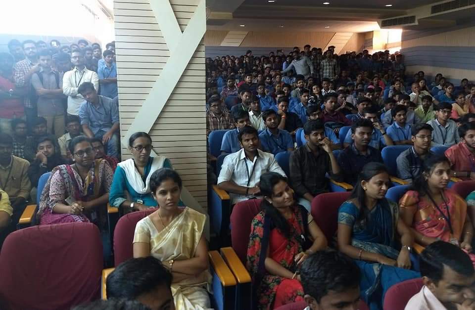 yuva_brigade's tweet photo. KLE Institute of Technology organised a Voter ID campaign.
We could discuss the value of A vote with young minds.
More than 200 students filled their applications to register as voters.
#FirstTimeVoters
#CastYourRight
#YuvaBrigade https://t.co/SLG1vlzVtX