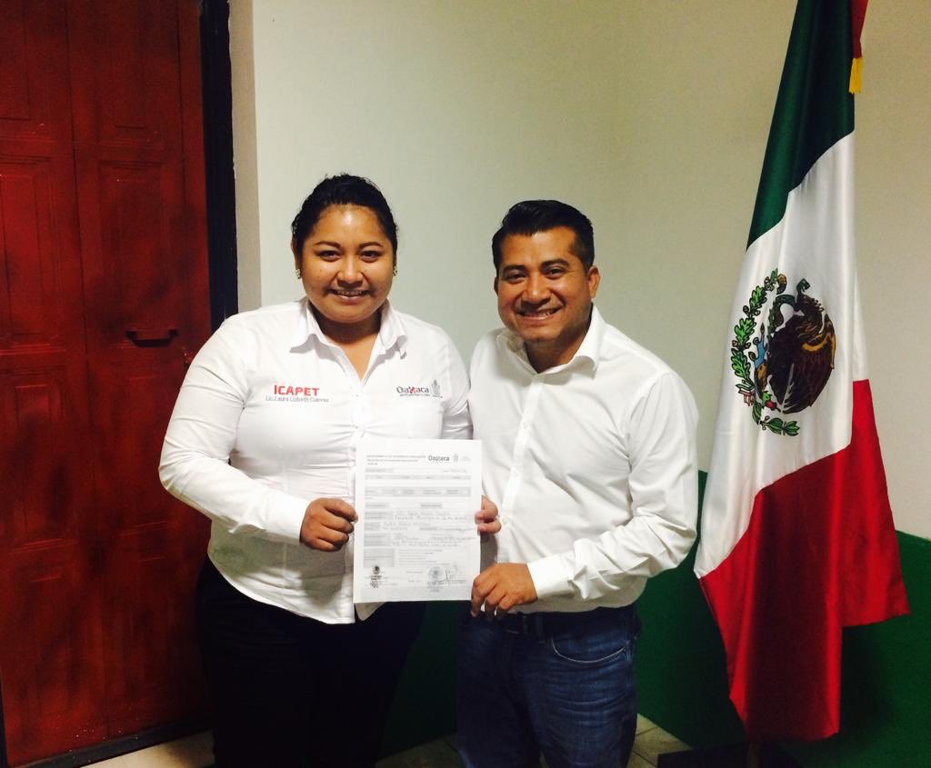 lalizcuevas's tweet photo. ✍️Reunión con municipes de 
#Zanatepec Lic. Adelma Nuñez #SanFranciscoDelMar Ing. Juan Carlos Vargas. #ReformadePineda Lic. Aracely Garcia. #SantaMaríaXadani Lic. Oscar Guerra. Quienes beneficiarán a su ciudadanía con cursos del #ICAPET💯

@alejandromurat @IvetteMurat @paco https://t.co/UXCGirYB05