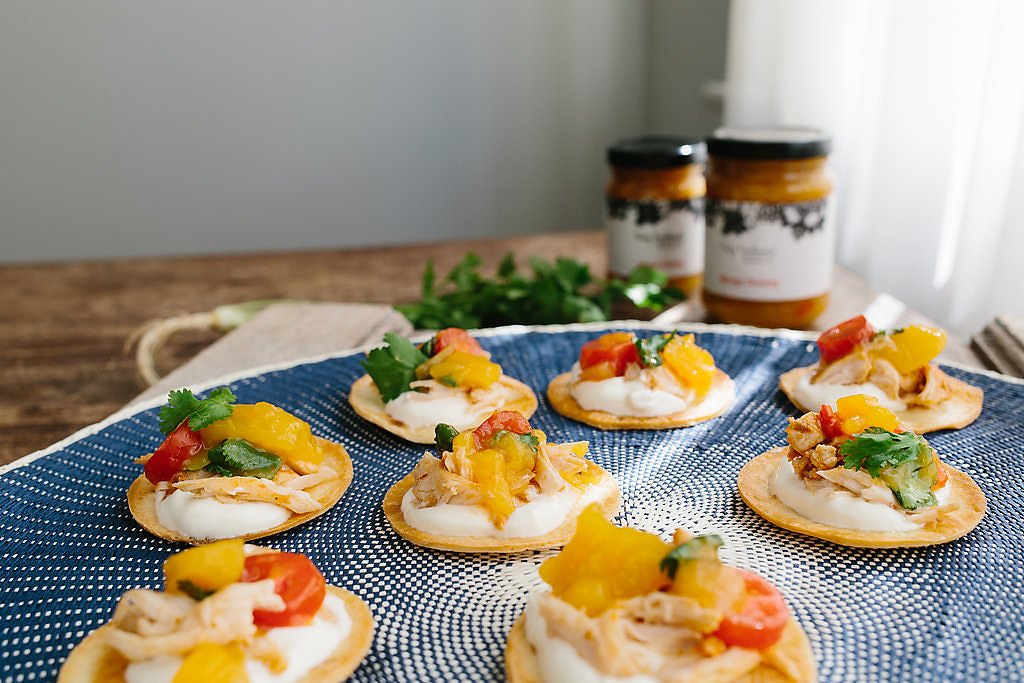 kinkykondiments's tweet photo. Entertaining made easy - combine our Mango Chutney with sliced grape tomatoes and coriander, then top a water cracker with plain yoghurt, shredded chicken and the Mango mixture.
Enjoy! 
#easyentertaining #mangoes #mangochutney #gourmetfood #easyeats #summerentertaining #goodfood https://t.co/7yaKwIs5O8