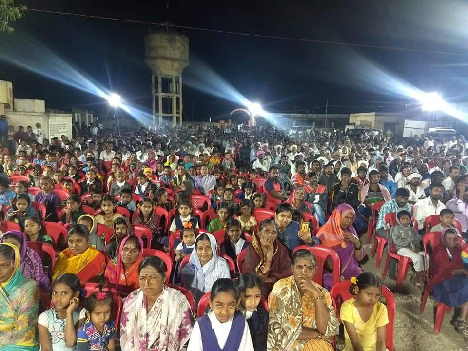 MaaBharath's tweet image. #TeamModi
Glimpses of Team Modi&apos;s event yesterday at Mantoor village of Hubballi.
People plunged to buy stickers of Narendra Modi ji.
Considerable number of women and youth audience was motivating for us.
Huge support for us for our #ModiDooth campaign from the youths of Mantoor.