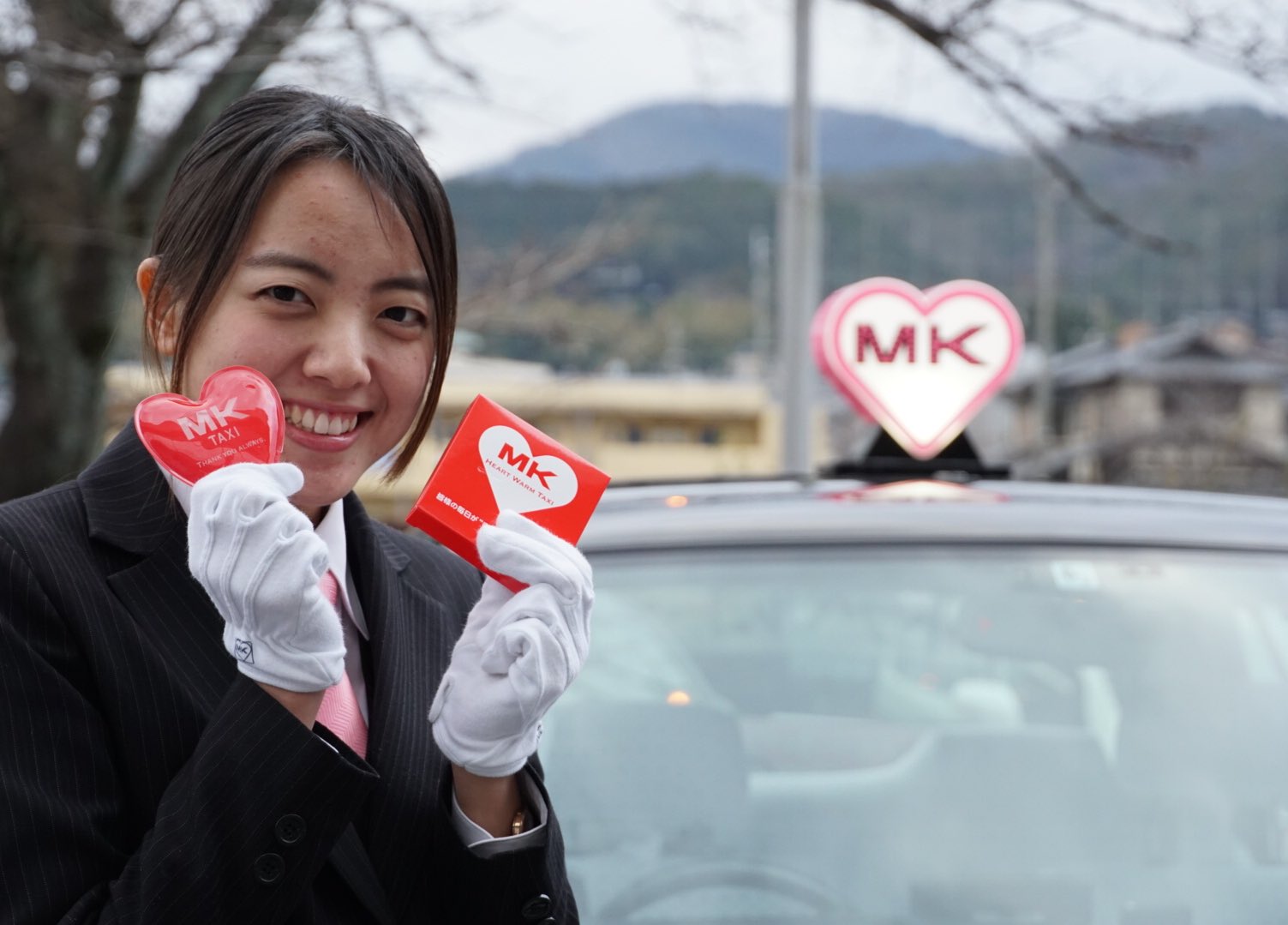 Mkタクシー お知らせ ピンクのmk 2 1 2 28の期間限定で Mkが走る京都 大阪 滋賀 神戸 名古屋 東京 福岡 札幌の8都市にピンクのmkタクシーが出現 各都市1台しかないので全国で8台というタクシーとなります いつもの景色にちょっとした楽しみ