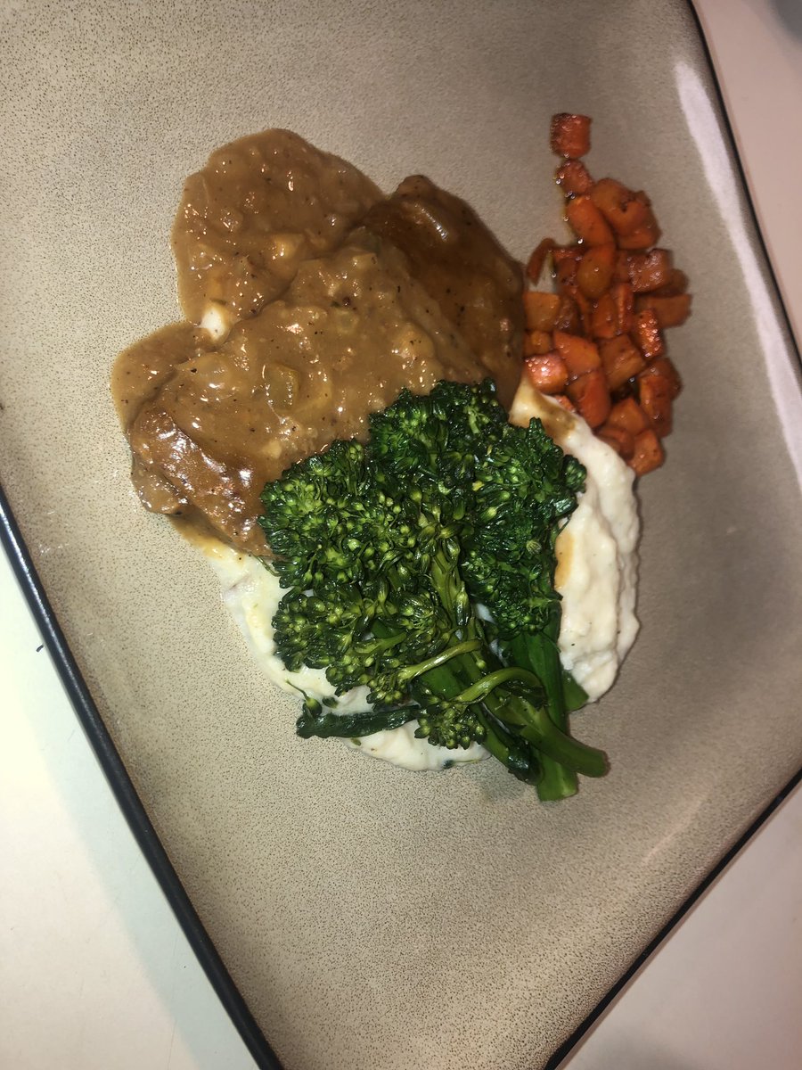 CAcatering's tweet image. Smothered meatless meatloaf, sour cream-garlic mashed potatoes with roasted candy carrots and sautéed broccolini. #cooksum