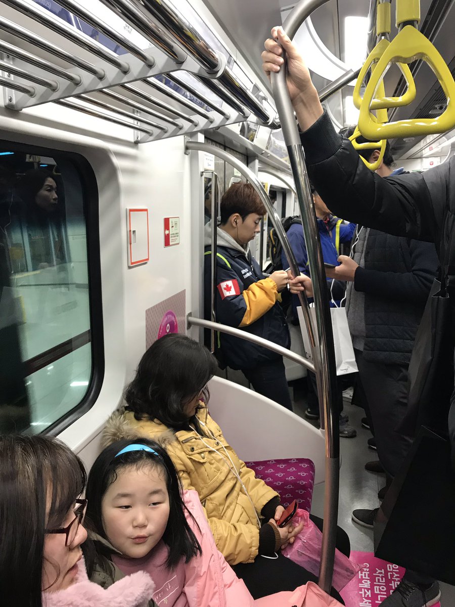 Güney Kore'de metronun en yoğun olduğu bir zamanda bile vagonda hamile/yaşlı/engelli koltuğu boş..

📸: <a href="/mehmetsah1991/">Mehmet 샤흐</a>
