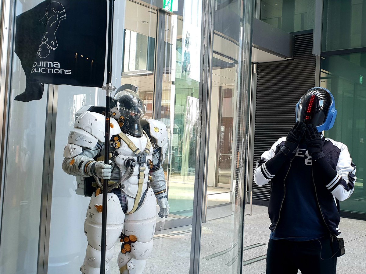 dax_exe's tweet photo. Daxbot came all the way from Australia🇦🇺 to meet Ludens, at his favourite game studio, @KojiPro2015!

@Kojima_Hideo @HIDEO_KOJIMA_EN @akisaitokojipro @Kaizerkunkun @Ken1555 https://t.co/TNUiSl86Kd