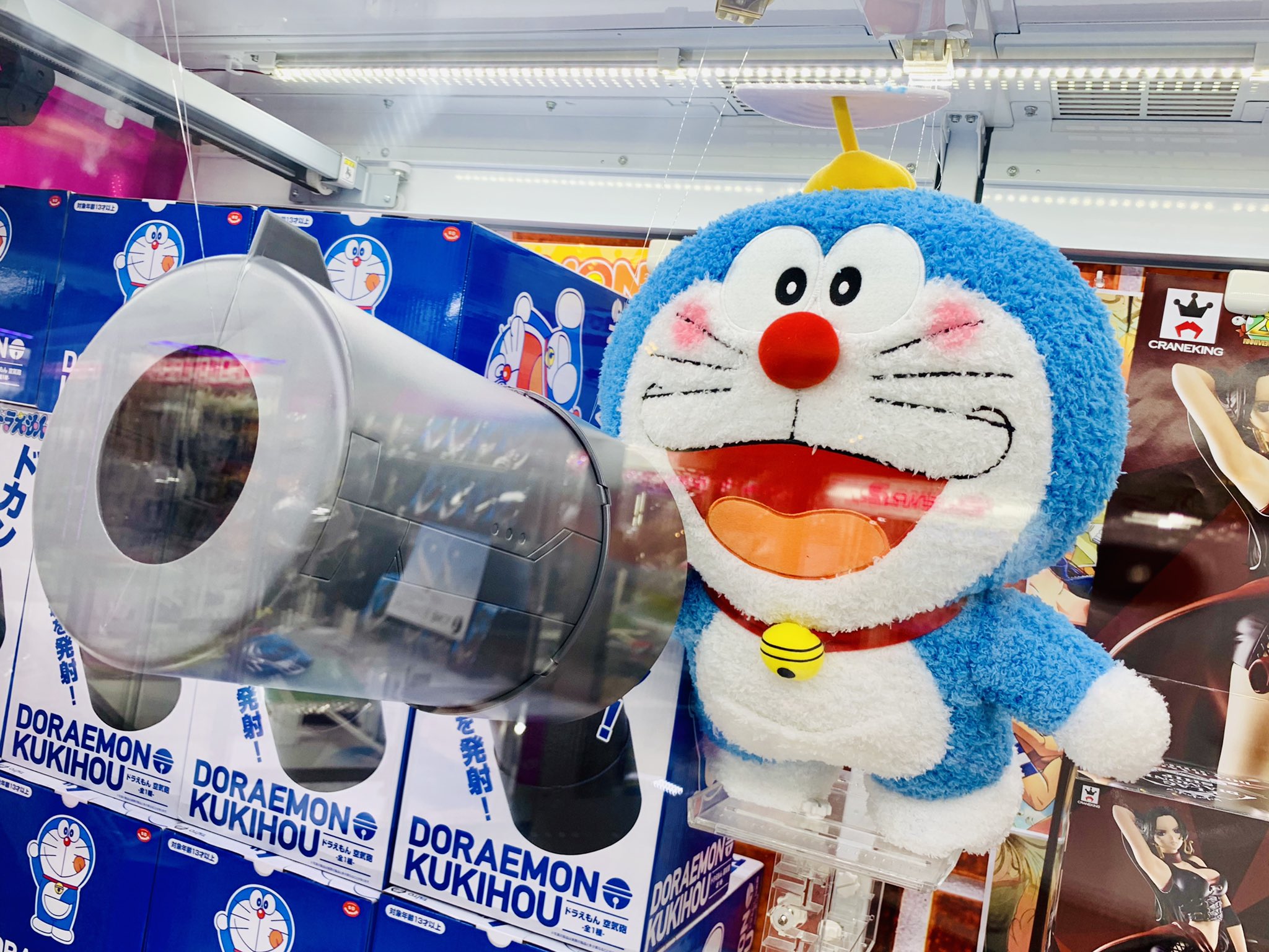 ゲームパニック三郷 プライズ 本日新入荷 ドラえもん 空気砲 ディスプレイしてみました 満面の笑みで空気砲 を放つドラ様です お納めください ドラえもんぬいぐるみは付属しません T Co Hjdw2fpewh Twitter