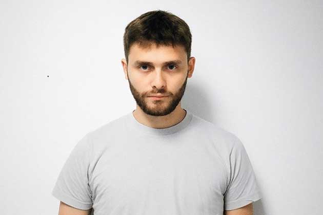 Впервые в Новосибирске самый молодой и успешный издатель — Илья Красильщик! 
Бывший главный редактор «Афиши», а затем, вплоть до начала 2019 года, издатель интернет-СМИ <a href="/meduzaproject/">Meduza</a>, из-за разногласий внутри редакции покинувший должность. 
vpobede.ru/shows/rossiysk…