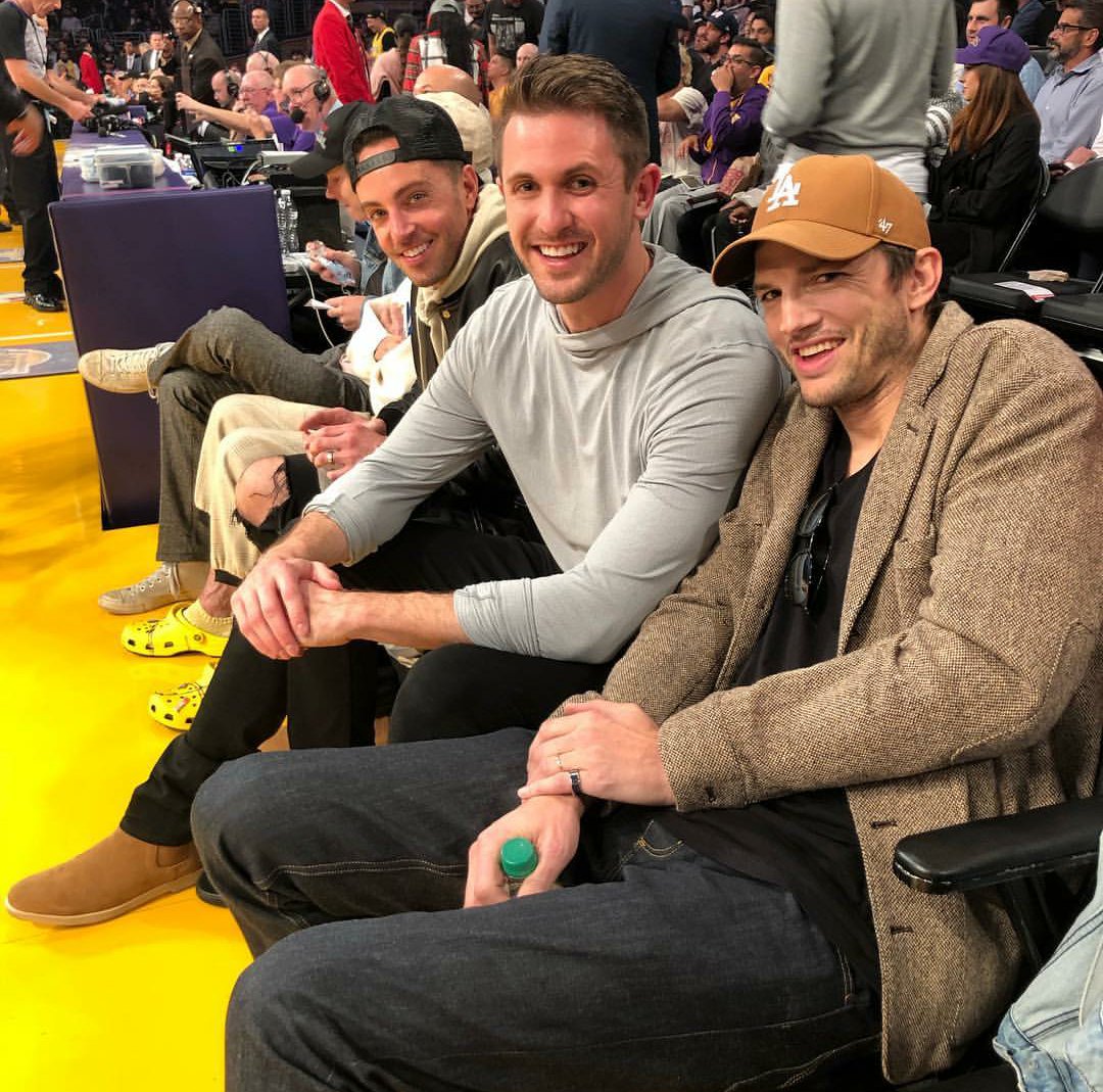 New pics of Ashton Kutcher and Mila kunis with fans at Staples Center last ...