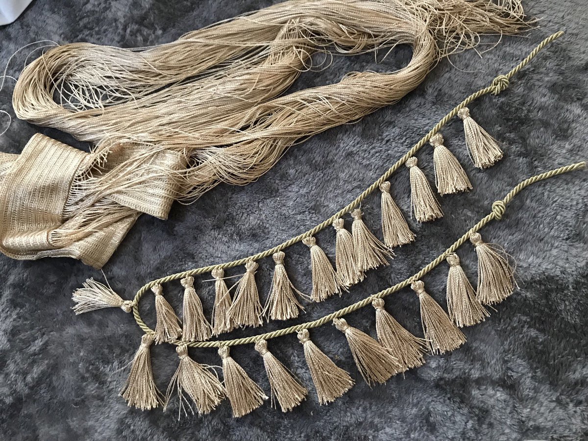 相沢はる V Twitter 既出だと思うけどダイソー先生のひも暖簾 金のタッセル大量生産にお勧め 個近く作って暖簾の1 3も消費してない 神コスパ