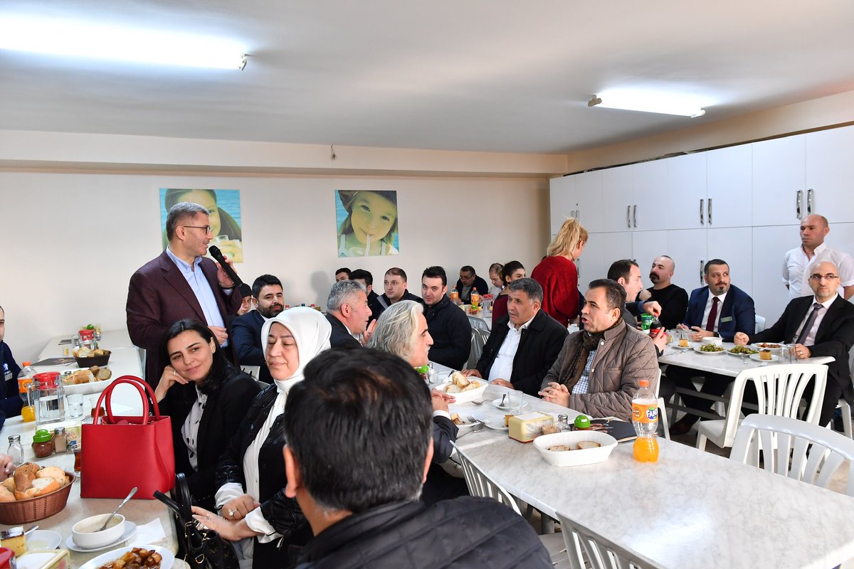 hilmiturkmen34's tweet photo. Güne Bulgurlu Mahallemizde devam ediyoruz. Öğle yemeğinde İstanbul Milletvekillerimiz @OsmanBoyraz ve @pervintuba ile Aktif İriyıl Otomotive misafir olduk. Gönüllerini, muhabbetlerini, sofralarını bizimle paylaşan komşularıma teşekkür ediyorum. https://t.co/xRQhRtgnas