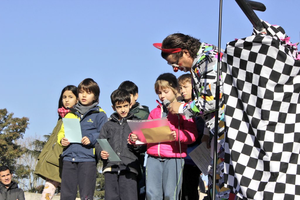 Girona_Cat's tweet photo. Durant dos mesos, un miler d’escolars de vuit centres educatius de Girona faran activitats amb el joc com a eina per fomentar la convivència i la no-confrontació i per treballar valors de pau positiva | #DENIP19 🕊️☮️ https://t.co/8zLKQ03OR6