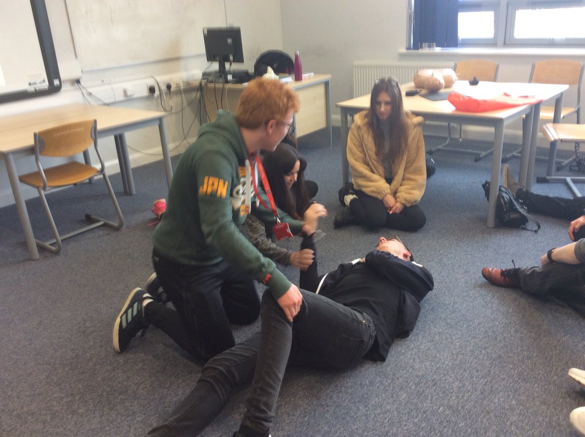 HC6F_College's tweet photo. Year 13 students are enjoying a morning of First Aid. #DoLoadsMore https://t.co/tOaJoAXdvj
