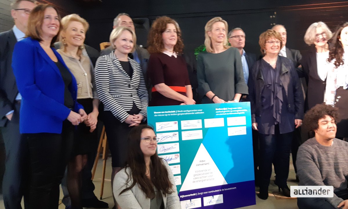 Het bedrijfsleven, mbo-scholen en de overheid slaan de handen ineen. We gaan samenwerken om meer goede #technici op te leiden, die klaar zijn voor de #energietransitie. Vanochtend werden handtekeningen gezet onder deze samenwerking: bit.ly/2RrgEqT