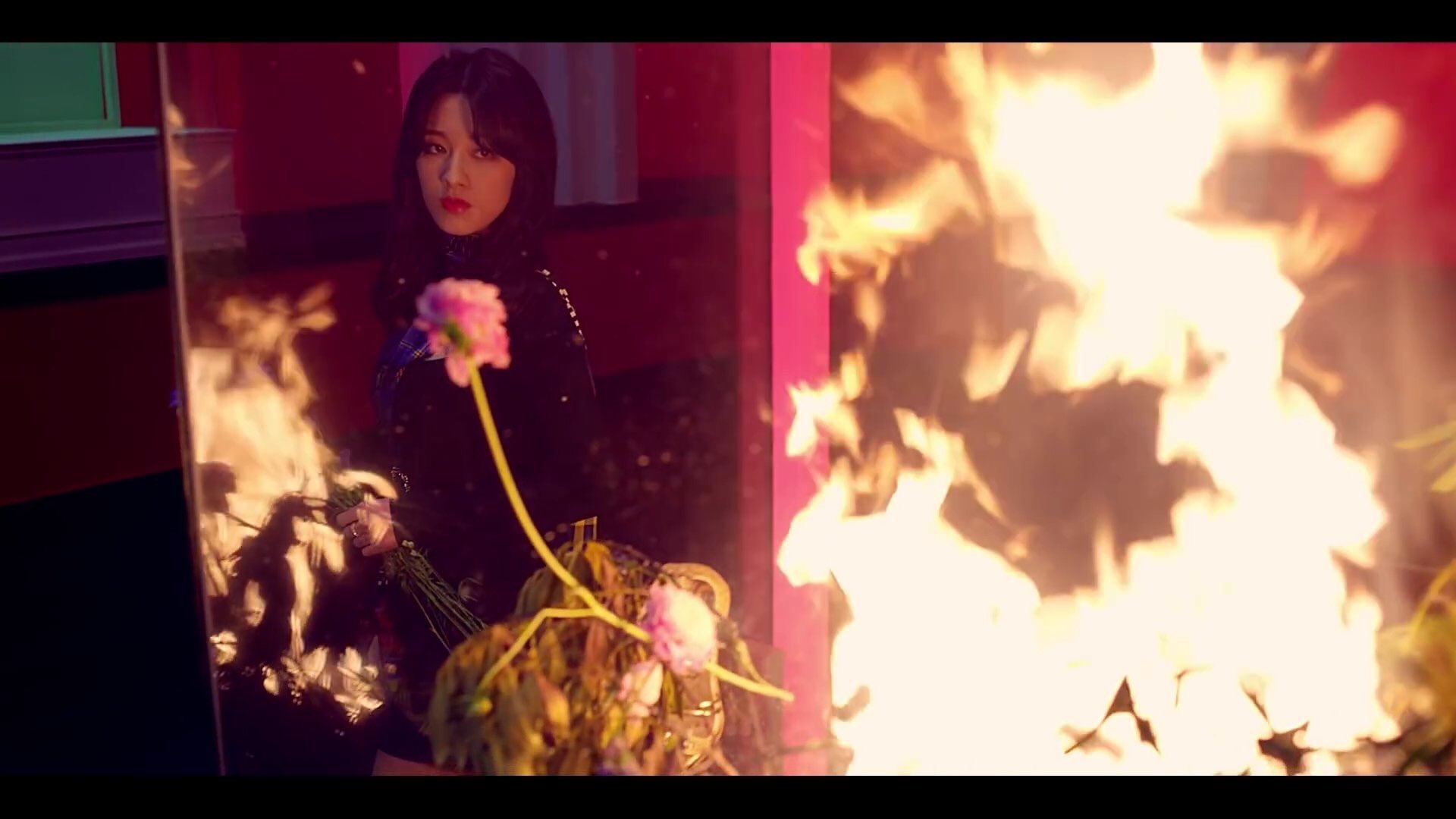 Twitter 上的 雑食さん La Vie En Rose をレコーディングまでしてたにも関わらずiz Oneの楽曲になってしまい K Pop業界ではありがち 本日カムバした No のmvで La Vie En Rose 意味 バラ色の人生 なんてクソ喰らえってな感じで バラを燃やすclcめちゃめちゃ
