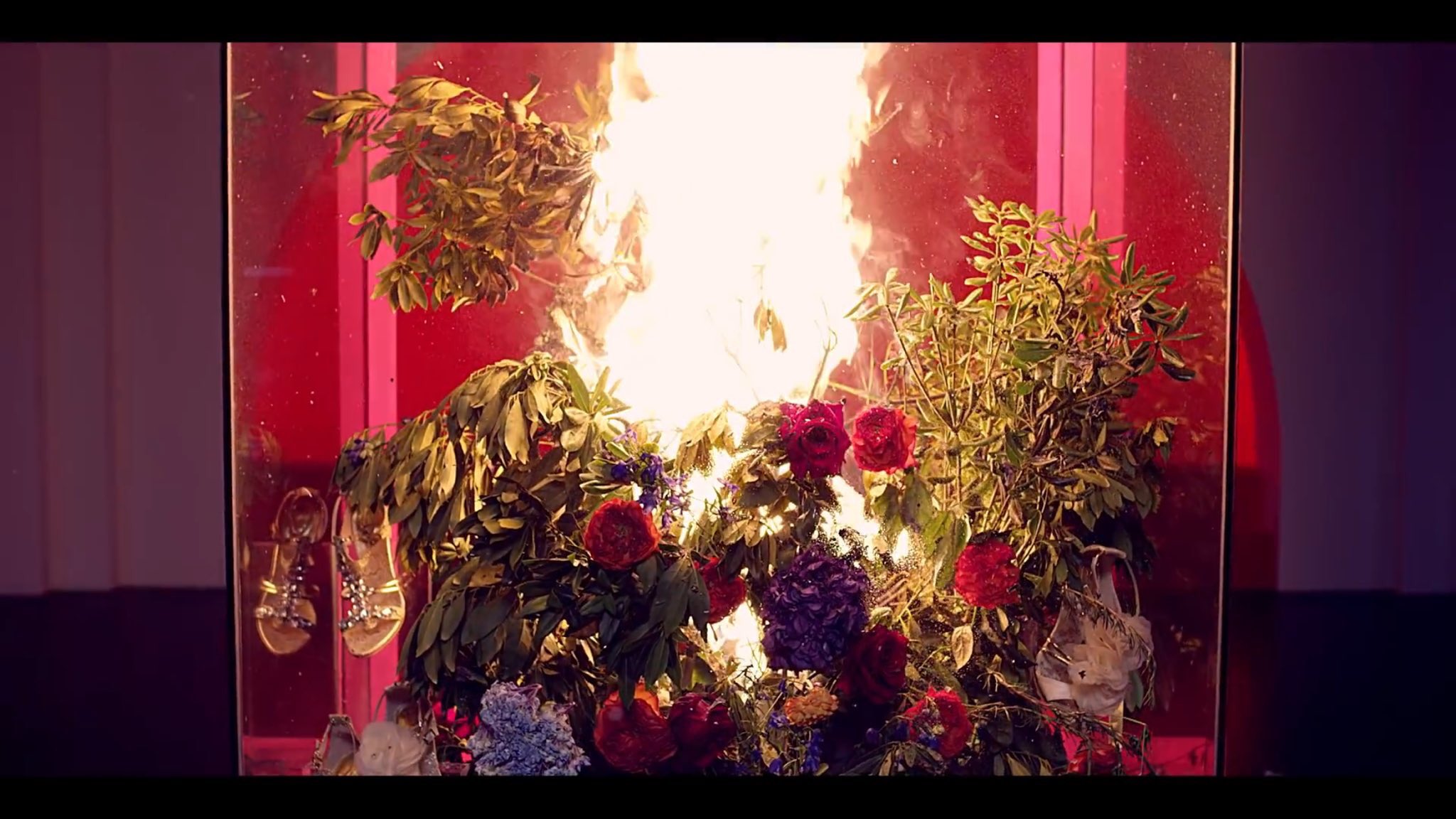雑食さん La Vie En Rose をレコーディングまでしてたにも関わらずiz Oneの楽曲になってしまい K Pop業界ではありがち 本日カムバした No のmvで La Vie En Rose 意味 バラ色の人生 なんてクソ喰らえってな感じで バラを燃やすclcめちゃめちゃ推せる
