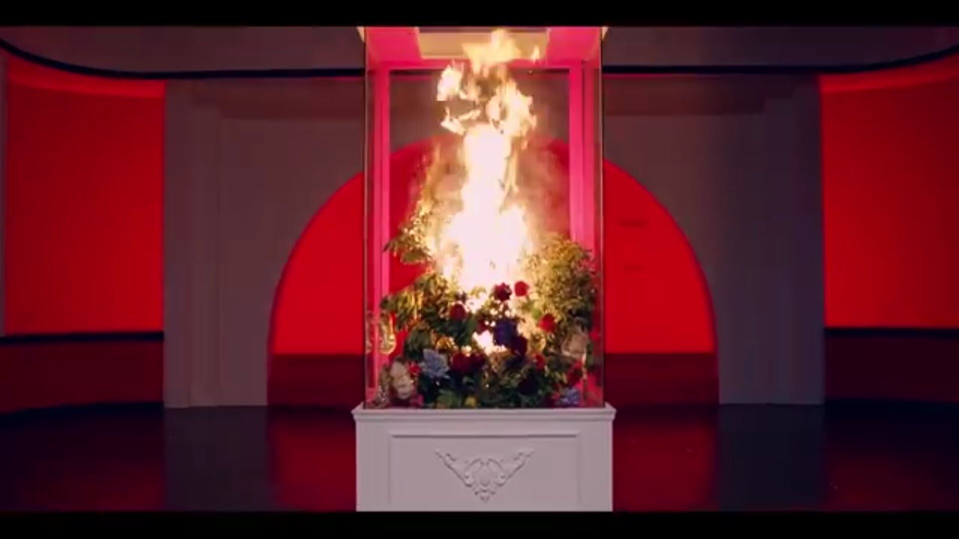 雑食さん La Vie En Rose をレコーディングまでしてたにも関わらずiz Oneの楽曲になってしまい K Pop業界ではありがち 本日カムバした No のmvで La Vie En Rose 意味 バラ色の人生 なんてクソ喰らえってな感じで バラを燃やすclcめちゃめちゃ推せる