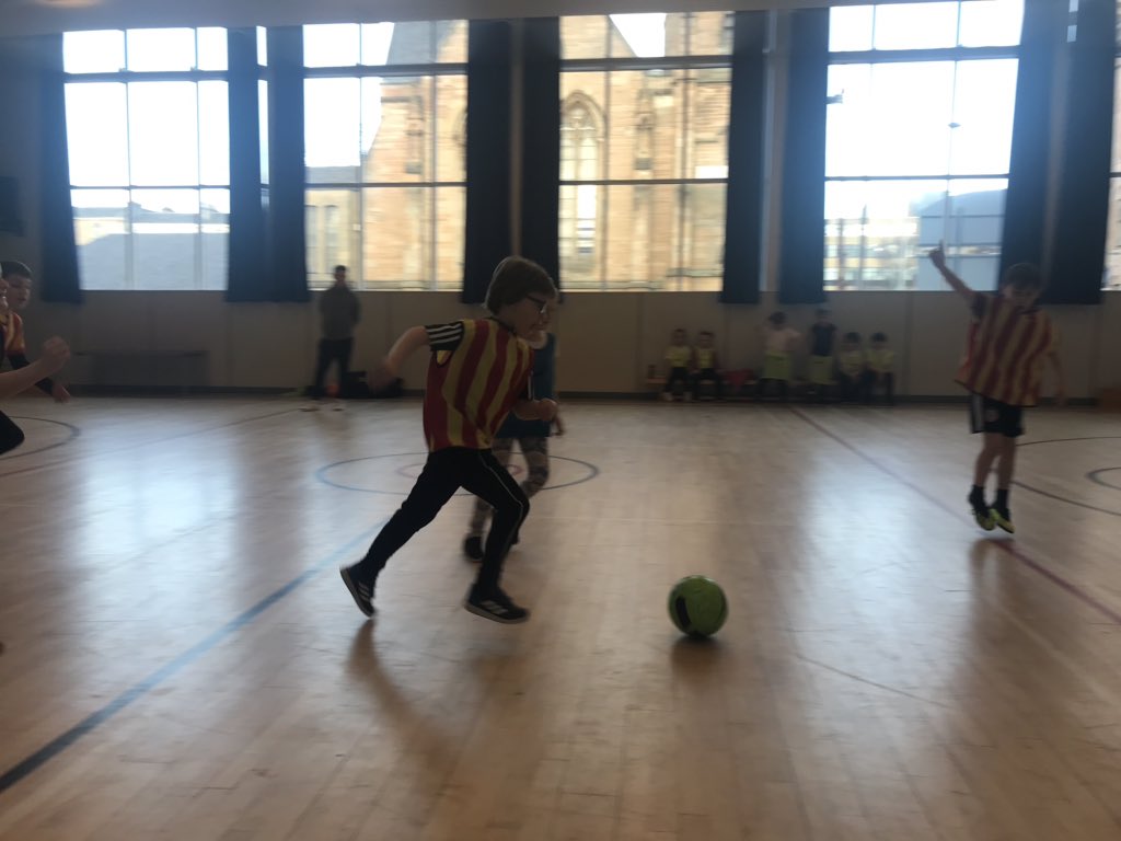 SGGBun's tweet photo. Nach iad a tha βhardyβ. Clas 4 aβ feuchainn cruaidh aig Ball-coise madainn an-diugh. #fallain #clas4sgg #ballcoise https://t.co/YG7TJRsC3s