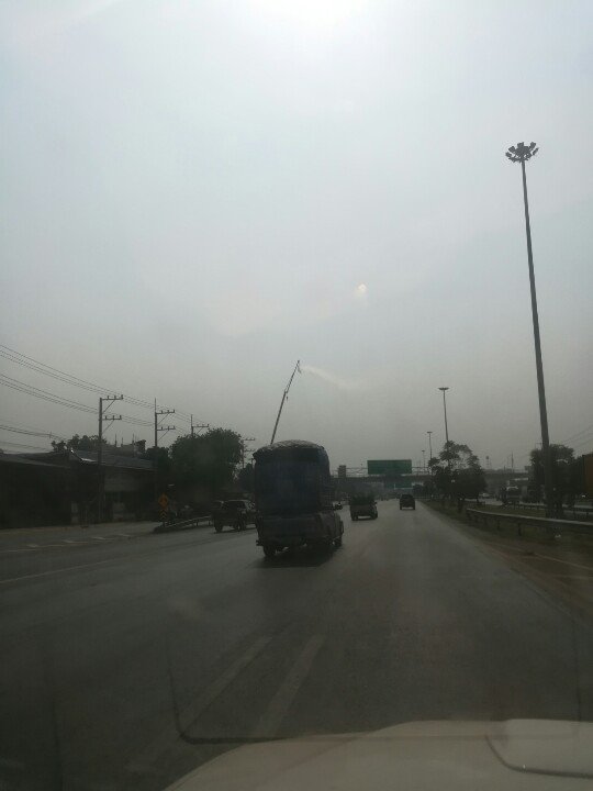 DollHouse_042's tweet photo. @js100radio ริมถนนพระราม 2 ก่อนข้ามแม่น้ำท่าจีน รูปแรกเป็นเครื่องสเปรย์ไอน้ำ รูป2 เป็นปล่องโรงงาน เอาไว้ balance กัน https://t.co/FTGD21OuxW