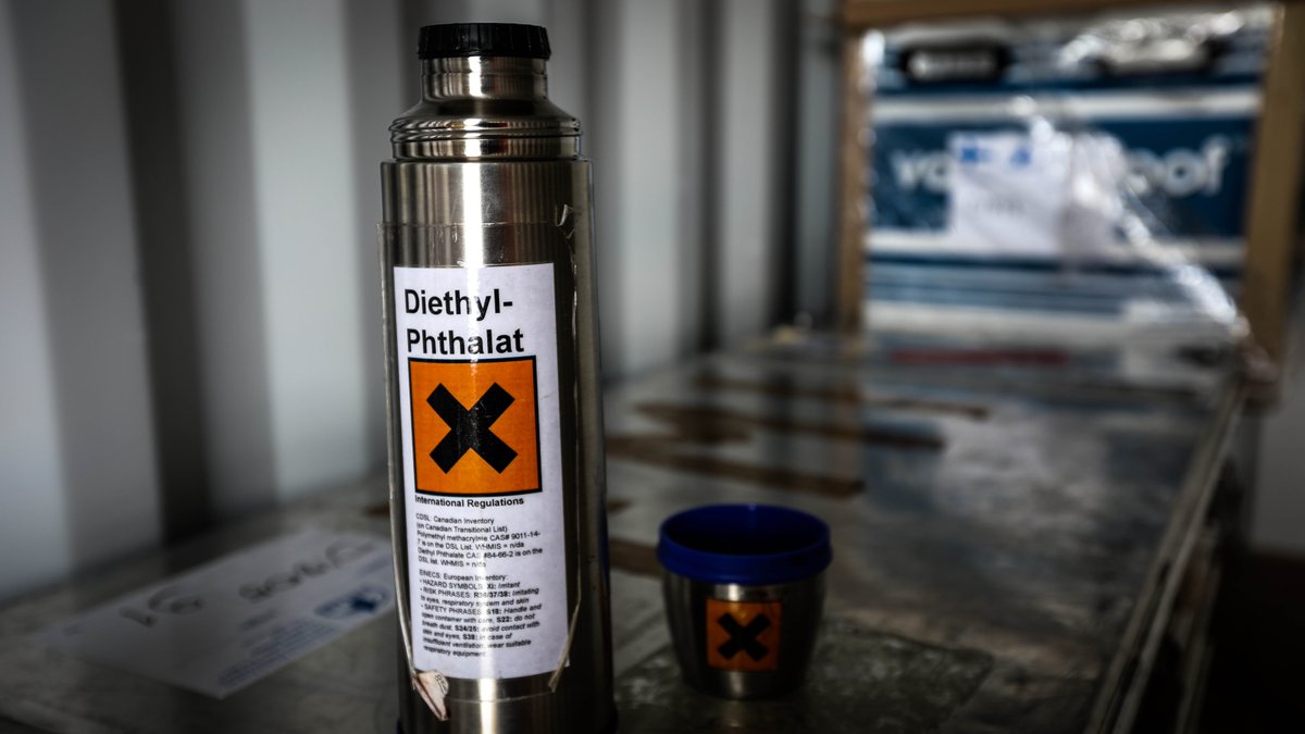 Lumitutkimuspläjäys à la <a href="/nikonurminen/">Niko Nurminen</a>: ”Termarillinen tieteellistä tallennusainetta. Lumipalat tuetaan muotoonsa ftalaatilla ja kuljetetaan Etelämantereelta jatkotutkimuksiin. Ftalaatti pysyy nestemäisenä alle 0 asteessa ja soveltuu siksi hommaan.” #lumitutkimus #STAAntarktis