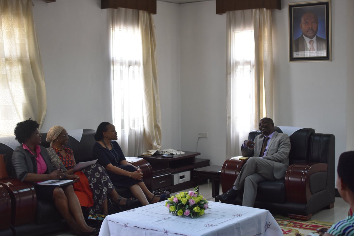 MAEBurundi's tweet photo. Ce 29/1/2019,le Secrétaire Permanent au MAE M.@IsidoreNtira a reçu 
en audience une délégation de FIDA présidée par Mme SARA MBAGU Bhum,Directrice Régionale de la Division de l’Afrique de l’Est&amp; Australe.Ils ont échangé sur la coopération entre le Gouvernement du Burundi FIDA.1/3 https://t.co/GyLxPmjzI9