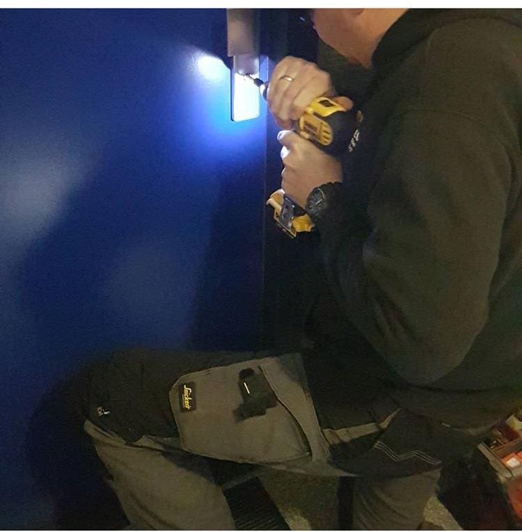 Onze monteur die in opdracht van de #politie een deur opent omdat de bewoner als vermist was opgegeven.
#openen #afdichten #hulpverlening #snelservice #noodhulp #slotenmaker #sloten