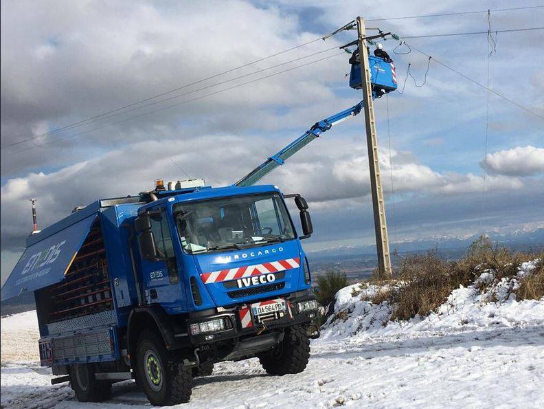 Suite à la tempête neigeuse #Gabriel qui a traversé la France, à 9h00, 41 000 foyers sont actuellement privés d’électricité. Nos équipes sont mobilisées sur le terrain et un rétablissement de la quasi totalité des régions concernées est prévu d’ici ce soir. #neige #ServicePublic