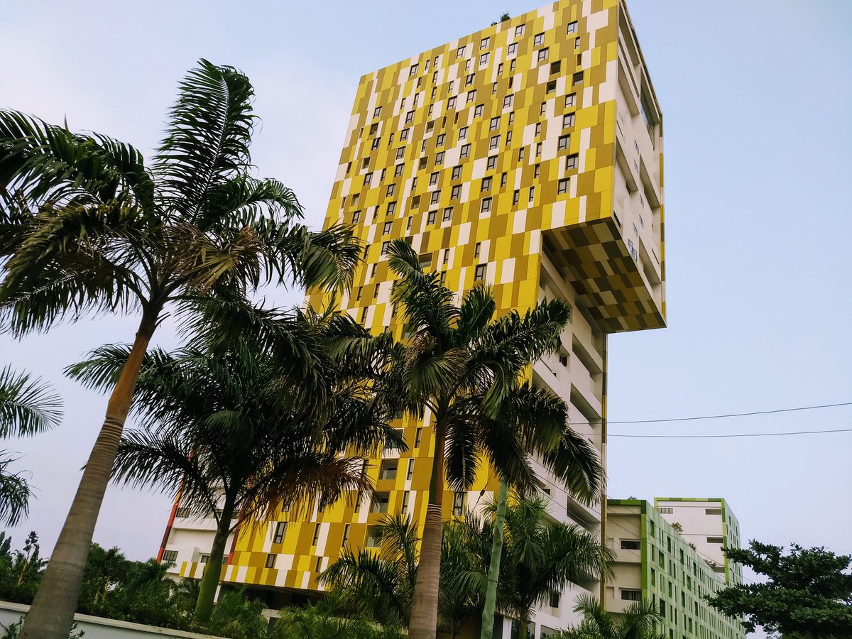Just pass by this beautiful accra building. Do you know the name of this building, if you do let me know. #Ghana #buildinginGhana #ACCRA