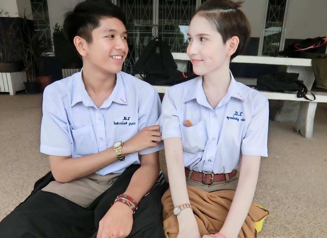 momapmu's tweet image. อยู่ดีๆก็นึกถึงคู่นี้ คิดว่าแบบจะเลิกกันยังวะเลยไปส่องดูในเฟสในไอจี เออว่ะอีดอก ยังคบกันอีกจ้า นางยังไม่เลิกกันจ้า จำได้ว่าเมื่อก่อนเคยลงรูปคู่นี้ตอนที่น้องลัคกี้ผมสั้นจิกวิกอยู่เลยอ่ะ ละน้องลัคกี้แบบลุคเรียบร้อยสวยแพงมาก ละผัวก็ดีอยู่เด้อ