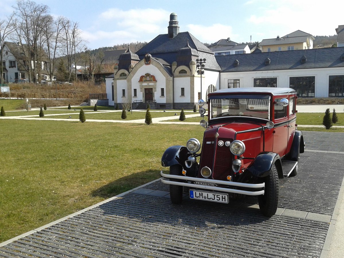 lexicar_de's tweet photo. #Renault Primaquatre KZ6 1931 vor Brunnenhaus Selters/Ts. #Oldtimer #classic https://t.co/hcOVvg6Zxl