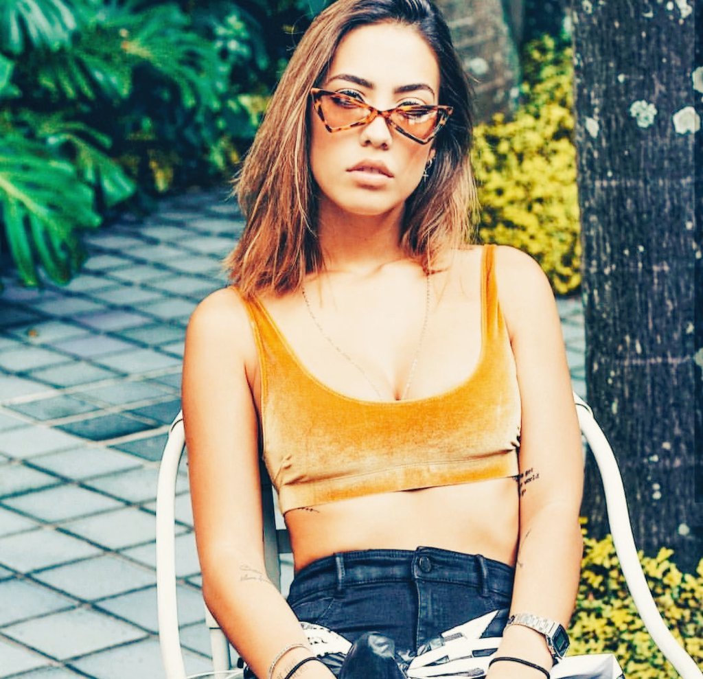 ❝   Nɑo gosto é quɑndo pingɑm limɑo nɑs minhɑs profundezɑs e fɑzem com queeu me contorçɑ todɑ. ❞
