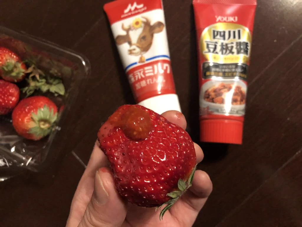 いちごに練乳をかけたつもりが、容器が似ている調味料だった！