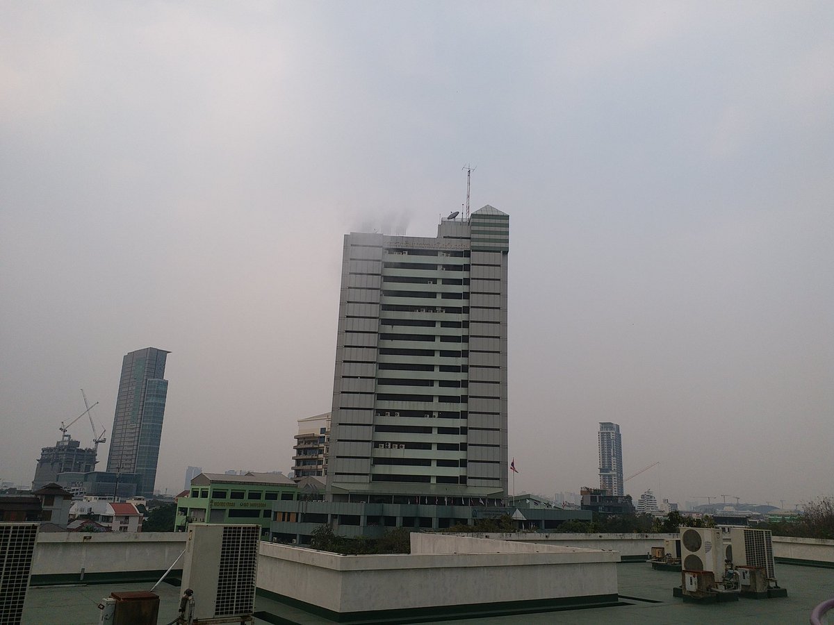 kobchai2008's tweet photo. กระทรวงทรัพฯพ่นละอองน้ำลดมลพิษ บรรยากาศยังครึ้ม https://t.co/sLsqRWcTMg