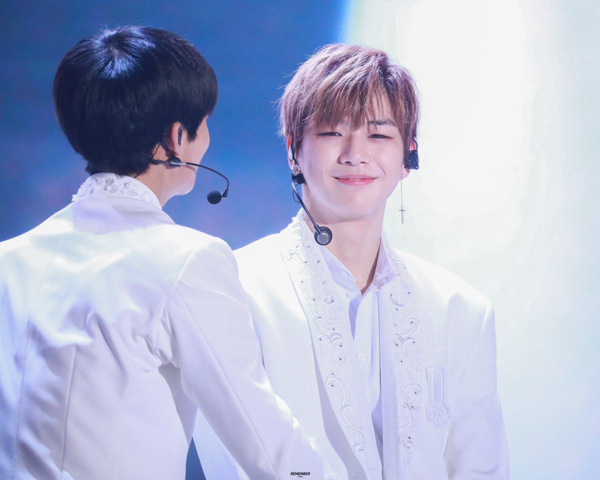 REMEMBER_1996's tweet photo. 190127 워너원 Therefore 

한번 더 안아줄게
봄바람이 지나가면 그때라면 🐶❤

#강다니엘 #워너원 #kangdaniel #wannaone https://t.co/CybKohhaYl