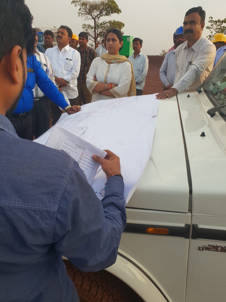 laxmi_hebbalkar's tweet photo. ಬಳ್ಳಾರಿ ಜಿಲ್ಲೆಯ ಸಂಡೂರು ತಾಲೂಕಿನ ಸುಬ್ಬರಾಯನಹಳ್ಳಿ ಹಾಗೂ ತಿಮ್ಮಪ್ಪನಗುಡಿ ಕಬ್ಬಿಣ ಅದಿರು ಗಣಿ ಪ್ರದೇಶಕ್ಕೆ ಭೇಟಿ ನೀಡಿ ಸನ್ಮಾನವನ್ನು ಸ್ವೀಕರಿಸಿ, ಸಂಬಂಧಪಟ್ಟ ಅಧಿಕಾರಿಗಳ ಜೊತೆಗೆ ಗಣಿ ಹಾಗೂ ಗಣಿ ಪ್ರದೇಶದ ಕುರಿತು ಚರ್ಚಿಸಲಾಯಿತು. ಈ ಸಂದರ್ಭದಲ್ಲಿ ವ್ಯವಸ್ಥಾಪಕರು, ಸಿಬ್ಬಂದಿ ವರ್ಗ ಹಾಗೂ ಕಾರ್ಮಿಕರು ಉಪಸ್ಥಿತರಿದ್ದರು..#KSMCL https://t.co/nce9mZkXl6