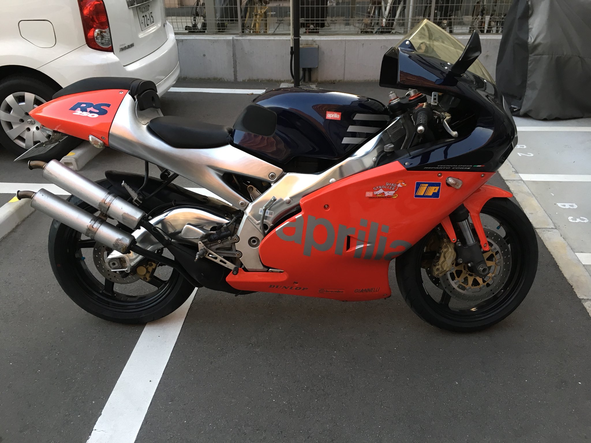 Twinkle レ アプリリアrs250後期納車 Ns 1以来の2stです カタログスペック70馬力やばいです パワーバンド入った時の加速がおかしいですねバケモンです笑 ニダボ Mc22 とrs250共々よろしくお願いします 250の2st4st最速を揃えたのでは Aprilia