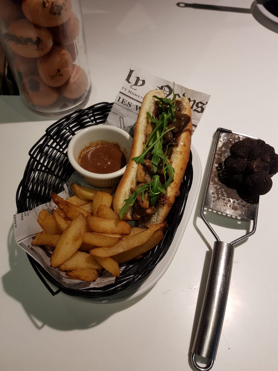 Sí, el amor a primera vista sí existe 😍Que se lo digan a los que ya han visto (y probado) una de nuestras sugerencias dentro de las #JornadasGastronomicas de la #Trufa: BULL DOG de rabo de toro, setas de temporada, trufa negra y rúcula. Imposible no caer rendido a sus pies... 🤤