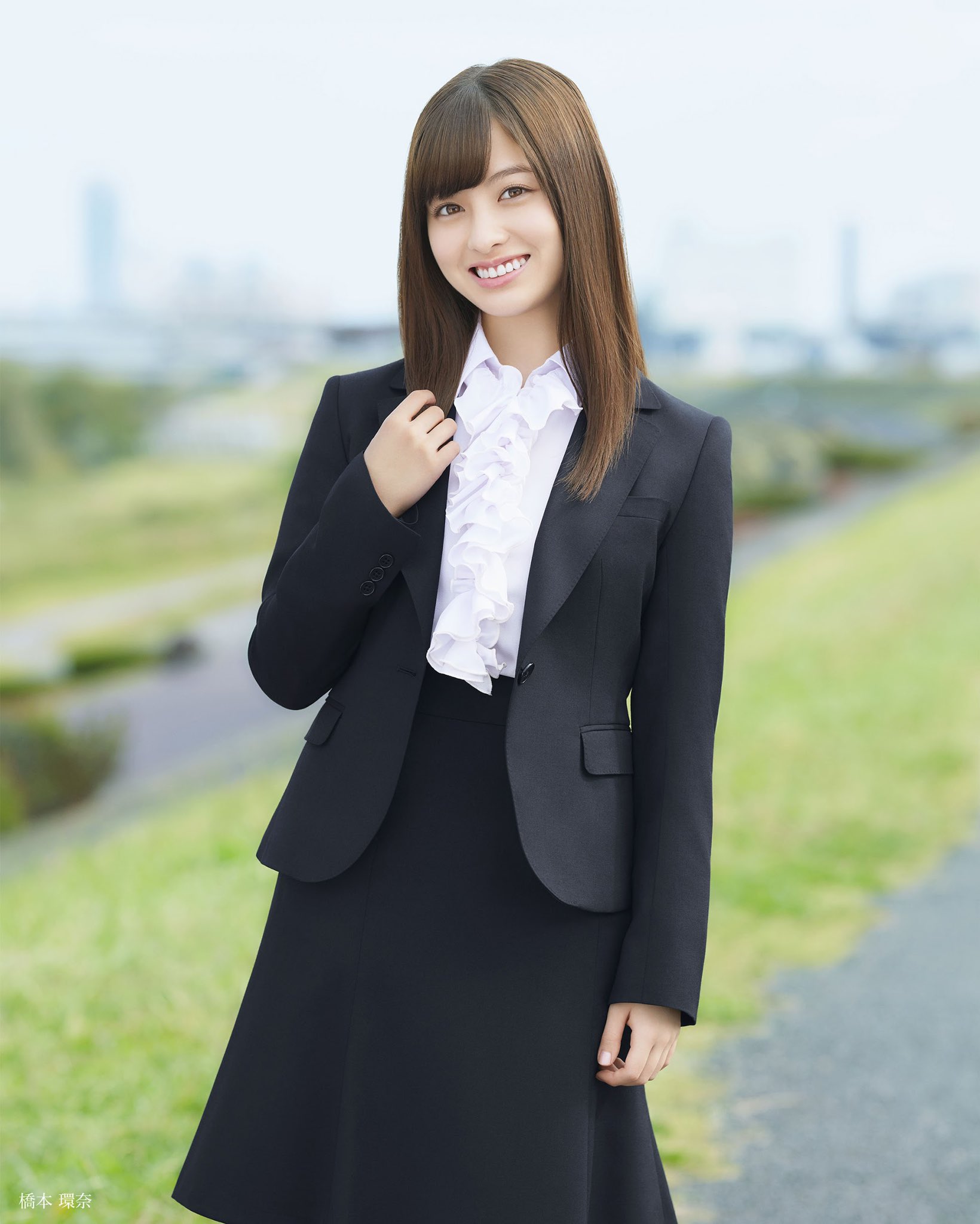 Twitter 上的 洋服の青山 公式 黒無地スーツもブラウス次第でこんなにかわいい フリルを外してシンプルな着こなしに変身も 橋本環奈さんに着ていただいた４つのコーディネート お気に入りは見つかりましたか ๑ ᴗ 新生活のスタート 素敵な１日になります