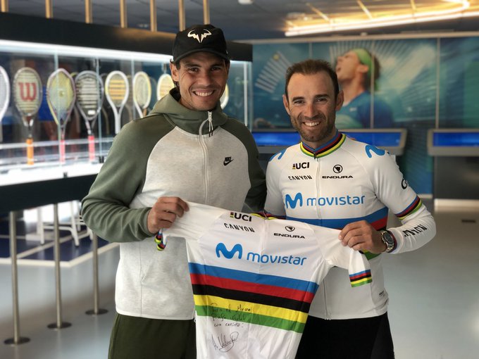 Espinoso dramático Lugar de nacimiento Ciclismo: Valverde entrega a Nadal su maillot arcoíris de campeón mundial |  Marca.com