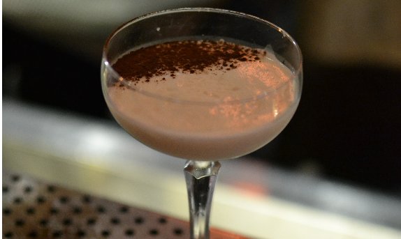 Boozy_Foodie's tweet photo. Tomorrow is #BrandyAlexanderDay 
#WaybackWednesday and all about our visit to The Landmark Bar, getting first-hand tips on how to whip up this #classiccocktail #Brandycocktail 
@thelandmarkjhb #VanRynsBrandy 
https://t.co/9YOKwuElEO https://t.co/JTj1BqBC8D