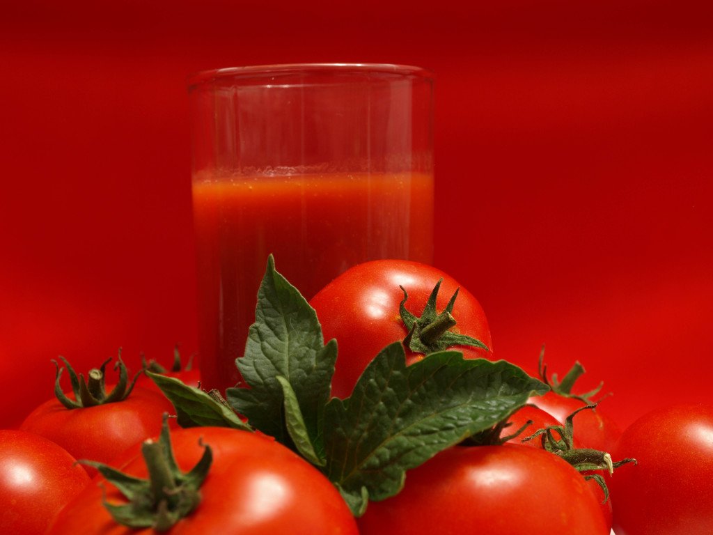 Домашний томатный сок с мякотью. Томатный сок. Томатный сок на зиму. Помидор сок. Томатный сок с чесноком.