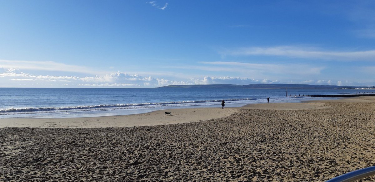 MummaRuth's tweet photo. Long beach walk ahead #beachlife #lovewhereIlive #poole https://t.co/QsFrYpOcOy