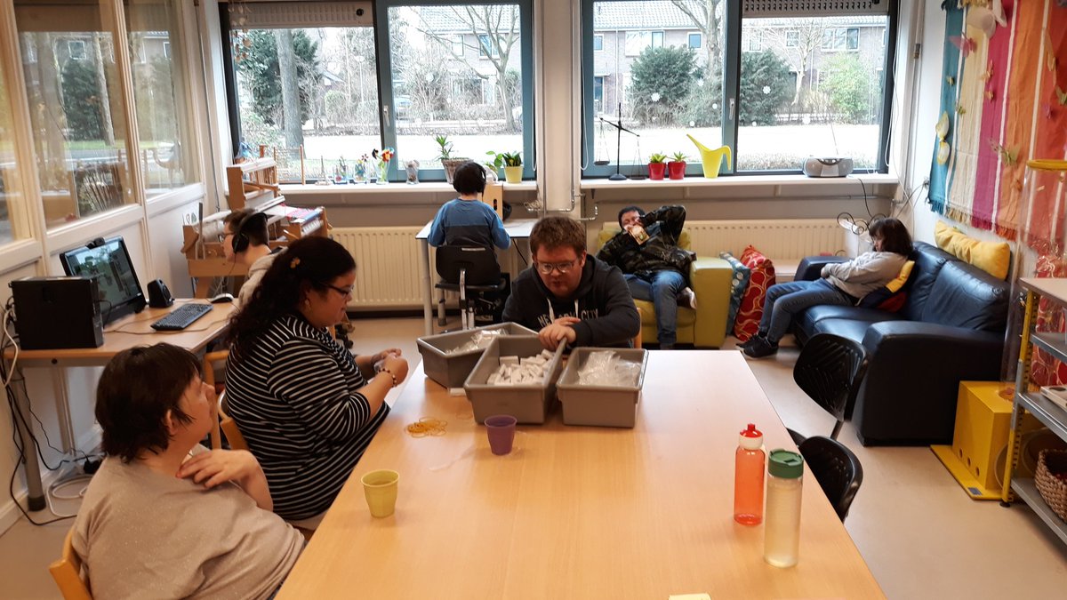 Fijn moment. Allemaal samen maar ieder zijn eigen ding #radioLuisteren #inpakwerk #computerfilm #voorlezen #koffiedrinken #samen <a href="/Visio_WD_Midden/">Koninklijke Visio Wonen & Dagbesteding Midden</a>