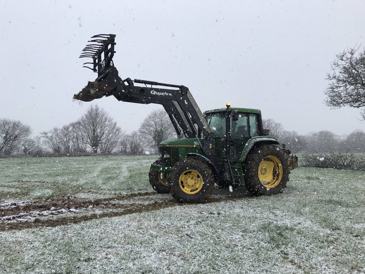 ThibautGiraud1's tweet photo. Il y a plus de saisons.... comme dirait les anciens 😉😂 juste 2 jours séparent les photos #neige #sachange #paysages https://t.co/12DFKpXfJj