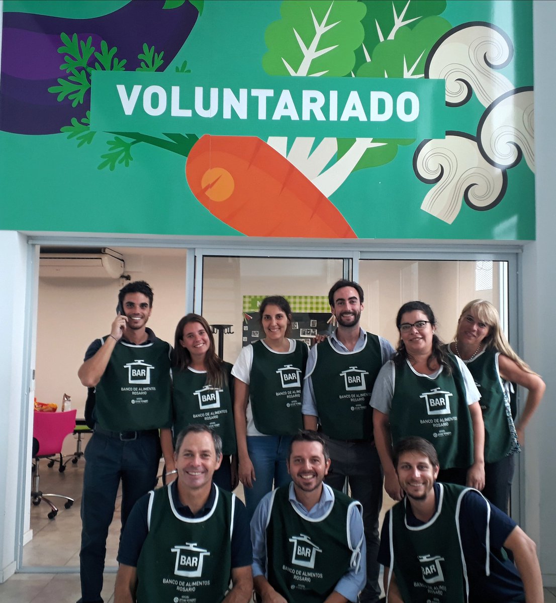 Trabajar en equipo divide el trabajo y multiplica los resultados 💪
GRACIAS a los voluntarios corporativos de @BLD_SA que se sumaron a las jornadas de clasificación de alimentos.

👉 +info: voluntariado@barosario.org.ar 
#Hayequipo #VoluntariosBAR