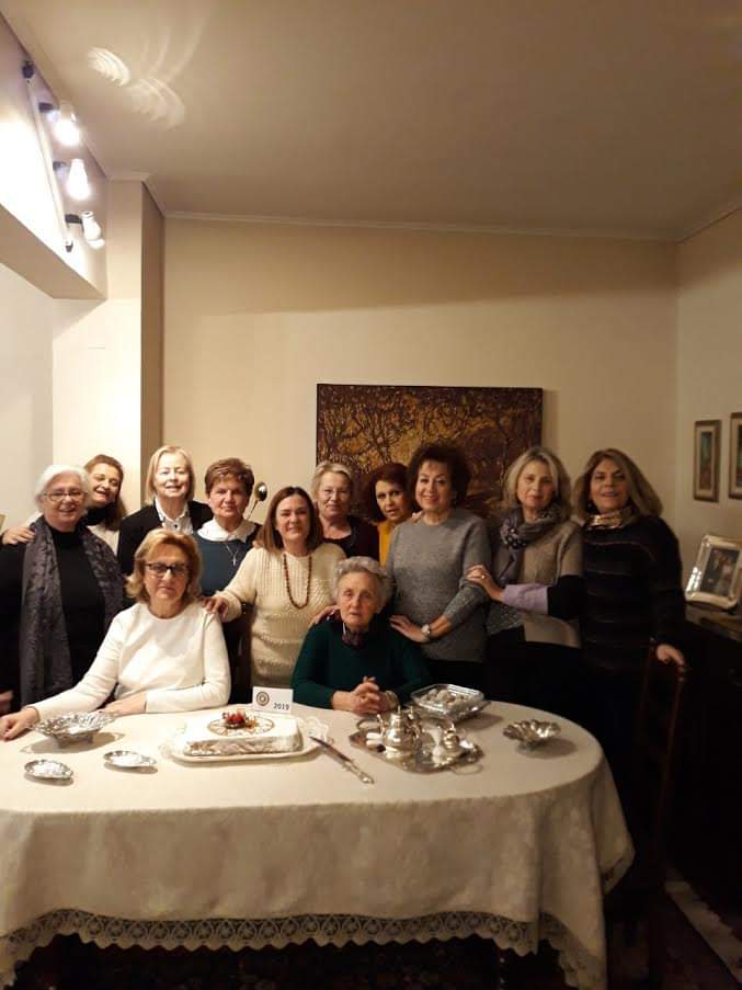 InnerWheelGr's tweet image. ΟΜΙΛΟΣ ΙΩΑΝΝΙΝΩΝ
Στις 16 Ιανουαρίου 2019, με αφορμή  
την κοπή της πρωτοχρονιάτικης πίτας του ομίλου μας, 
η πρόεδρος Μαριάννα Ανρεαδάκη και τα μέλη 
του ομίλου Ιωαννίνων, συγκεντρωθήκαμε 
στο σπίτι του μέλους μας, Μαρίνας Κοσμά,
να ευχηθούμε για τη νέα χρονιά.