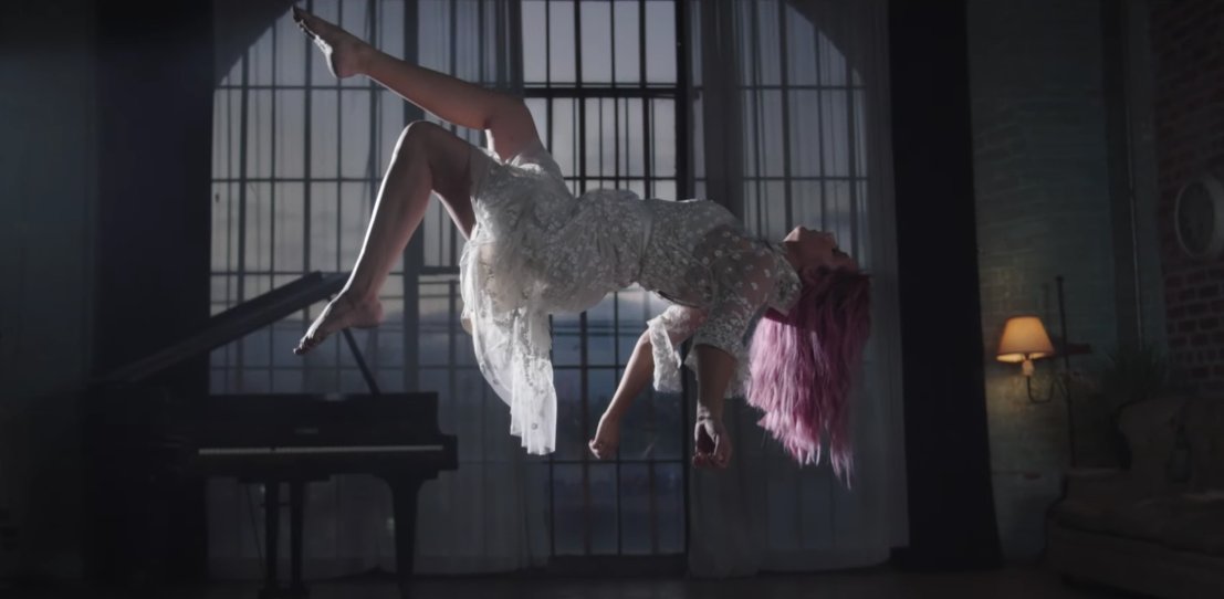 Entenda o conceito por trás do novo clipe da Ashley Tisdale, “Love Me & Let Me Go”.