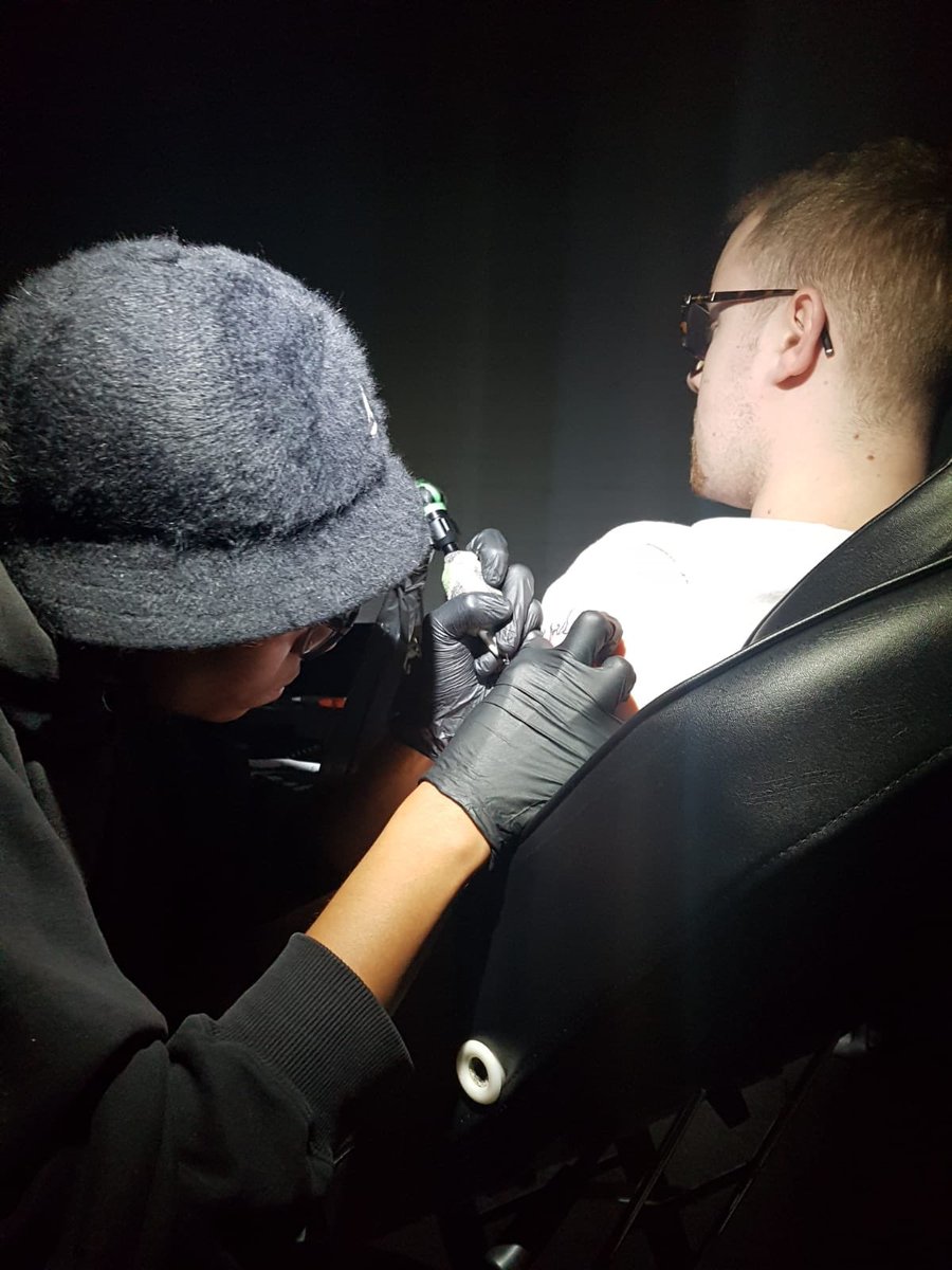 nish_rowe's tweet photo. Sweet snap for a tat session. #tattoo @fkirons spektra edge x #eastlondontattoo #londontattoo #femaletattooartist https://t.co/eeAnAA9wZ7