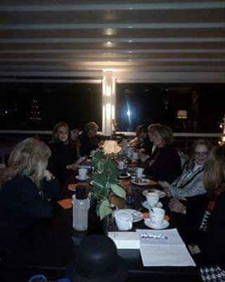 InnerWheelGr's tweet image. ΟΜΙΛΟΣ ΠΑΤΡΩΝ ΒΟΡΡΑ-ΡΙΟΥ 
Κοπή πρωτοχρονιάτικης πίτας από τα μέλη του ομίλου στο "Deck" στις 9/1/2019 και καθιερωμένη ανταλλαγή δώρων.