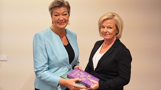 arbetsmarkdep's tweet photo. Idag har Arbetsmarknadsutredningen överlämnat sitt slutbetänkande till @YlvaJohansson. Pressträff med särskilda utredaren @FahlbergCecilia kl. 13:30. Webbsändning på https://t.co/X18nhUsibG https://t.co/EoGBPhic9B
