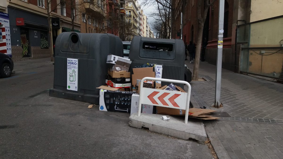 C/ General Díaz Polier <a href="/Lineamadrid/">Línea Madrid</a> tenemos estos hermosos conjuntos de basura. Estaría bien que mandaran alguien a limpiar <a href="/MDavChe/">Cheito</a> <a href="/fmhumberto1/">leoninos</a> <a href="/Ilubatan/">Fernando</a> <a href="/Gonz_Camarero/">Gonzalo Camarero Santamaría♻️🌍🌳🌊</a> <a href="/nuriasalamanca2/">Nuria</a> <a href="/AscoMadrid/">Madrid Da Asco</a> <a href="/AcerasLimpias/">Aceras Limpias || Democracia Limpia</a> <a href="/B_B_Bea/">LlámameBetty 🇵🇸</a> <a href="/davidhego/">David</a> <a href="/Madridlovale/">Madridlovale</a> <a href="/MadridUn/">Madrid vandalizado</a> <a href="/ChambeSdefiende/">CHAMBERI SE DEFIENDE</a>